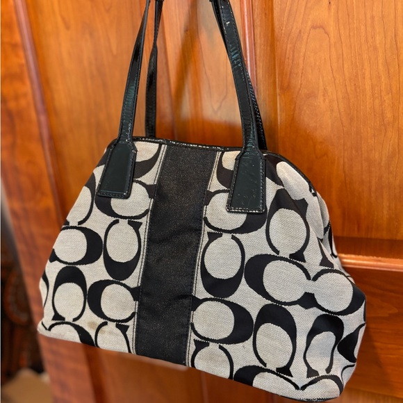 Coach Black and Cream Shoulder Bag. - Picture 4 of 7